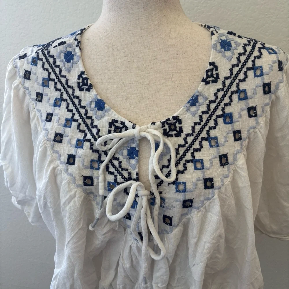 Free People Joni embroidered crop top size Medium‎ linen blend